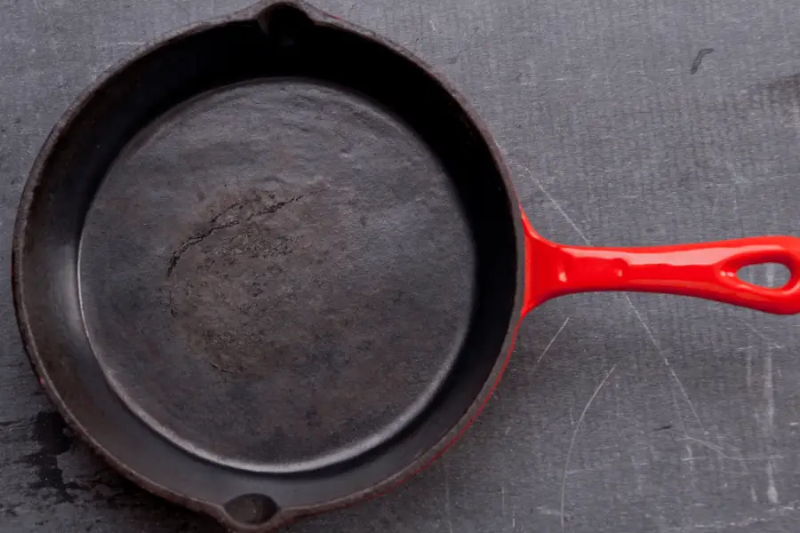 The handle just broke off my brand new cast iron skillet. I haven't even  cooked anything with it yet : r/Wellthatsucks