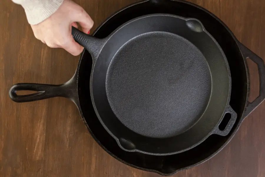 The handle just broke off my brand new cast iron skillet. I haven't even  cooked anything with it yet : r/Wellthatsucks